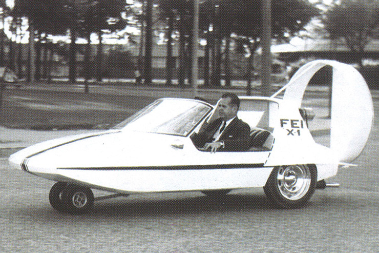O Prefeito de São Paulo - Eleito em 1965 - Brigadeiro Faria Lima, dirigindo o Protótipo FEI X-1