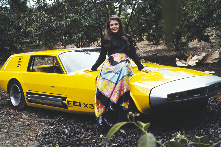 A Miss São Paulo 1970, Sonia Yara Guerra, posa junto ao FEI X-3, pronto para ser exibido no Salão do Automóvel.
