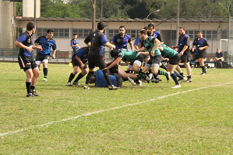De azul e preto, equipe de Rugby da FEI